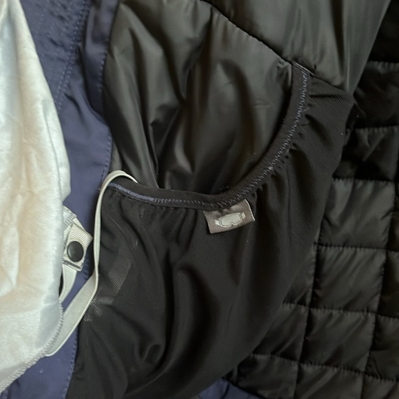 L.L. Bean Men's Primaloft Navy jacket. Size XL. Very Good Condition and Warm. - Picture 15 of 16